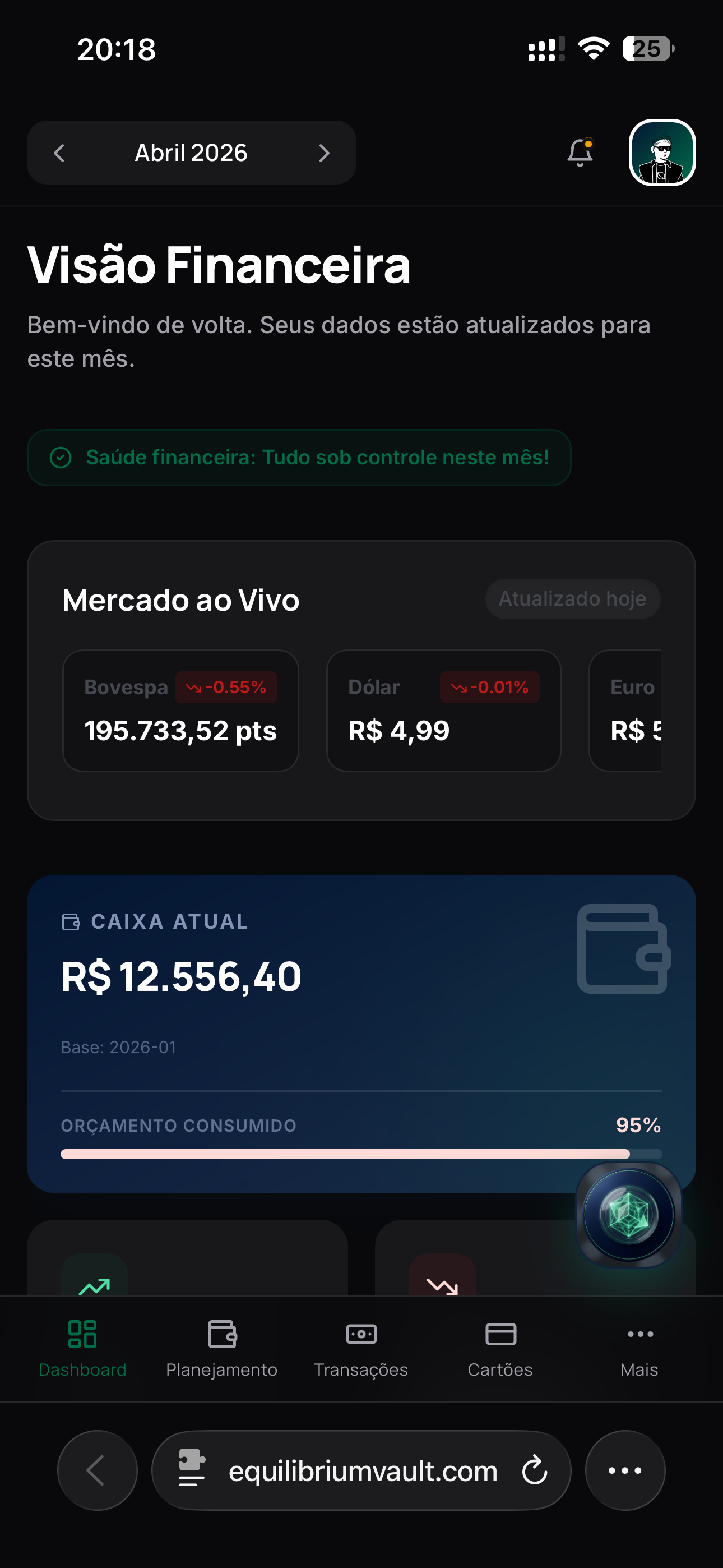 Equilibrium Vault no iPhone — dashboard mobile com alertas de saúde financeira